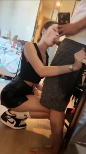 高颜值空姐跪地口交露脸