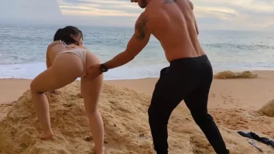 叫个猛男沙滩释放压力玩得真花